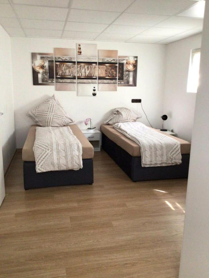 Apartments Rhona III Und IV Neunkirchen City Extérieur photo